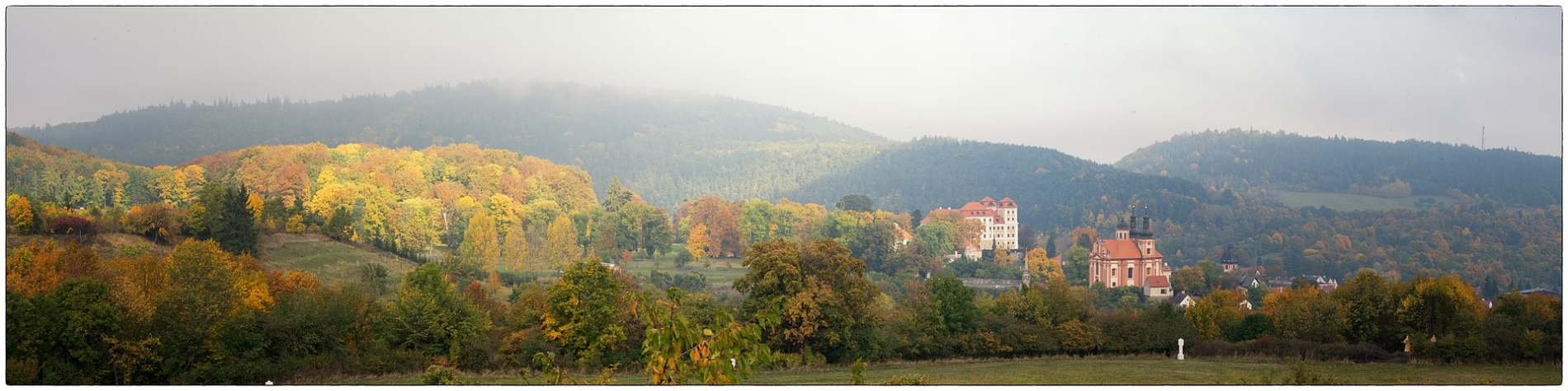 Zámek a kostel Valeč