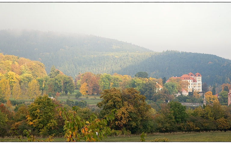 Zámek a kostel Valeč